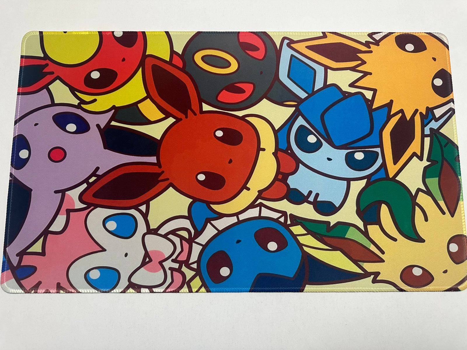 Playmat diseño evoluciones de eevee 60×35