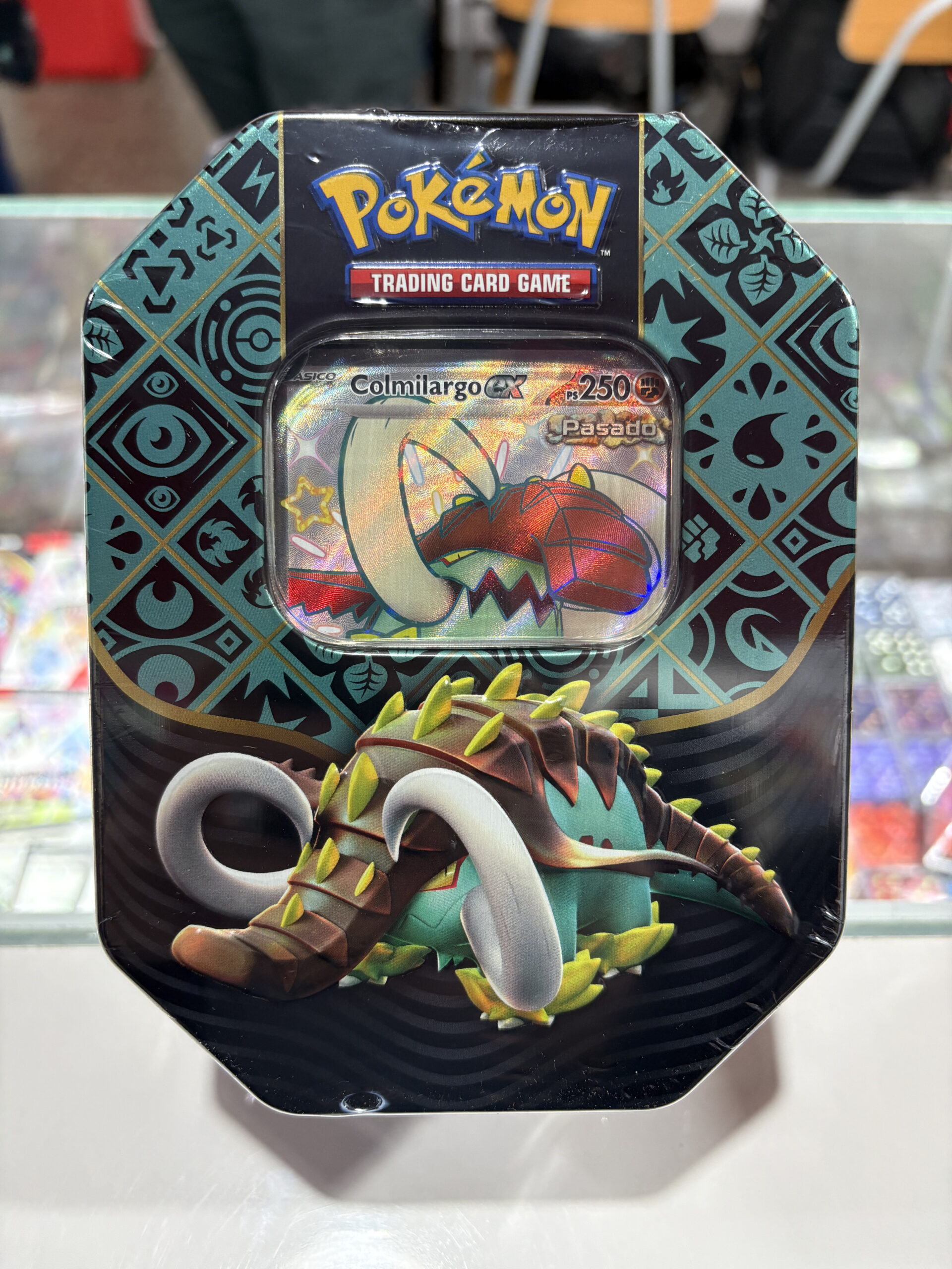 POKEMON TCG: Paldean Fates Tin Colmilargo ex ESPAÑOL